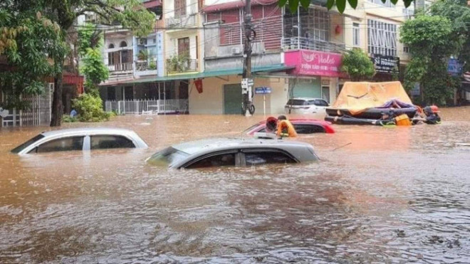 Ô tô bị nước ngập là điều không chủ xe nào muốn gặp phải Ô tô bị nước ngập là điều không chủ xe nào muốn gặp phải